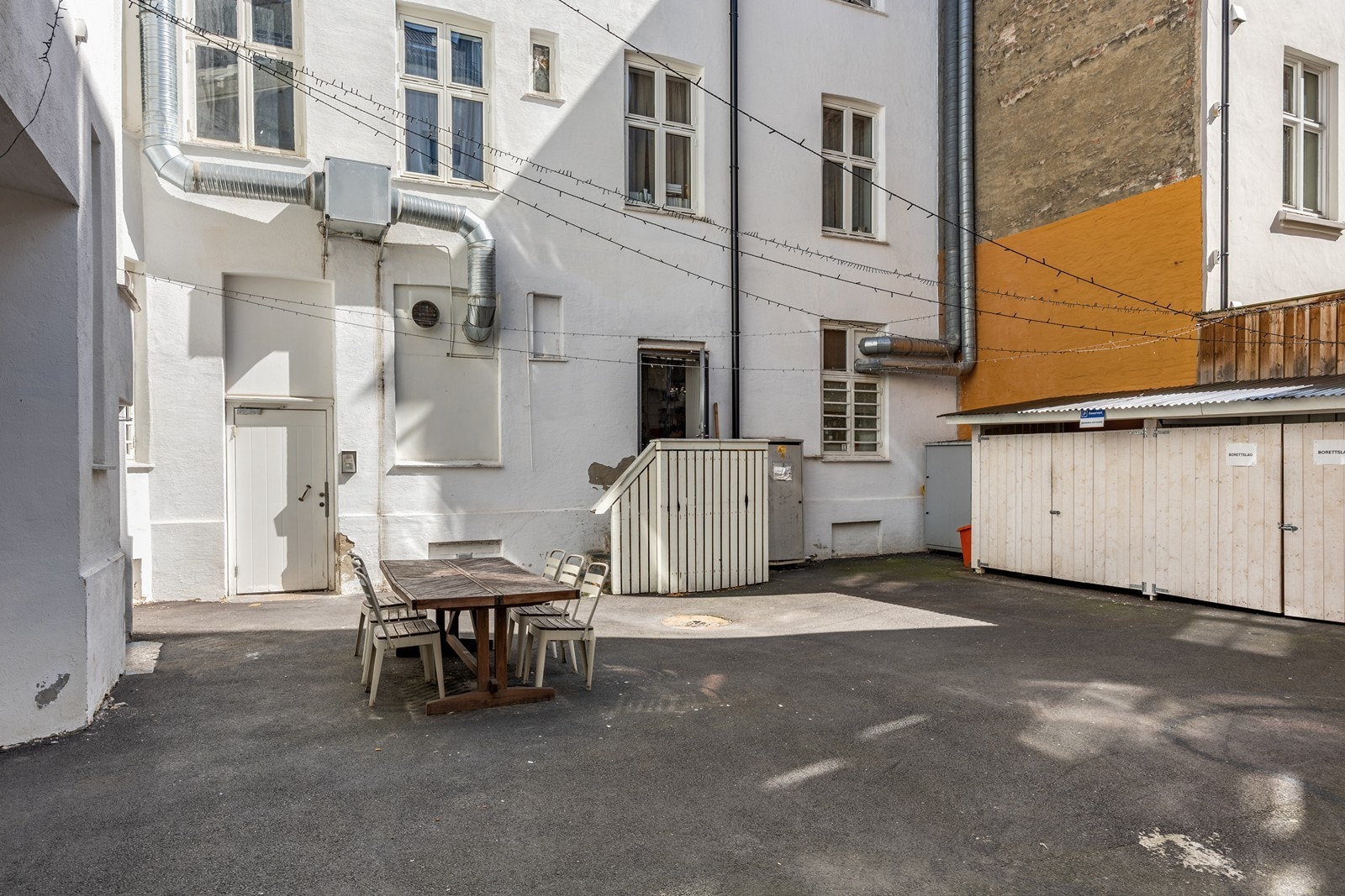 Borettslaget har en felles, asfaltert bakgård. Galleribilde