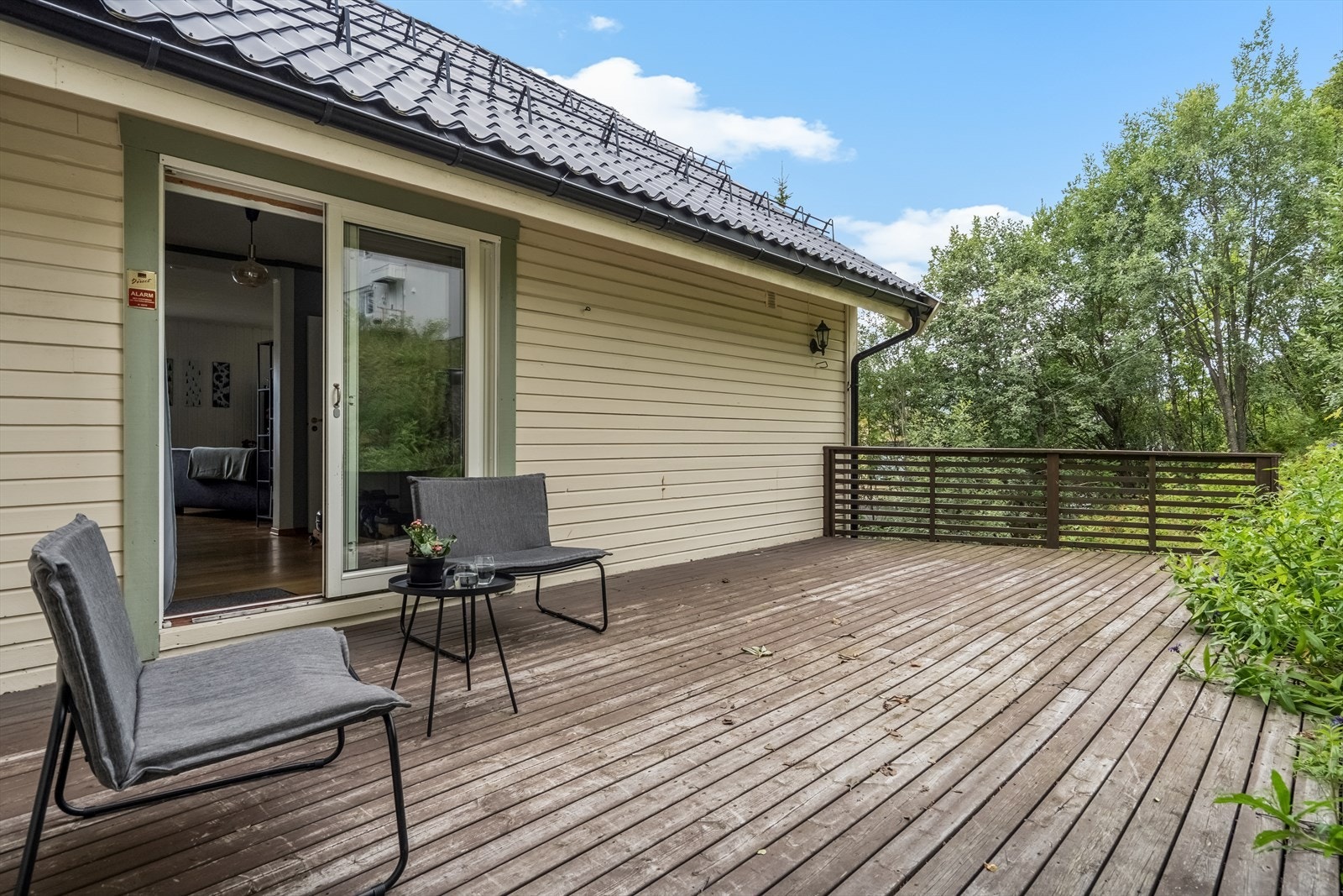 Vestvendt terrasse i skjermede omgivelser. Her er det solrikt og lunt. Galleribilde