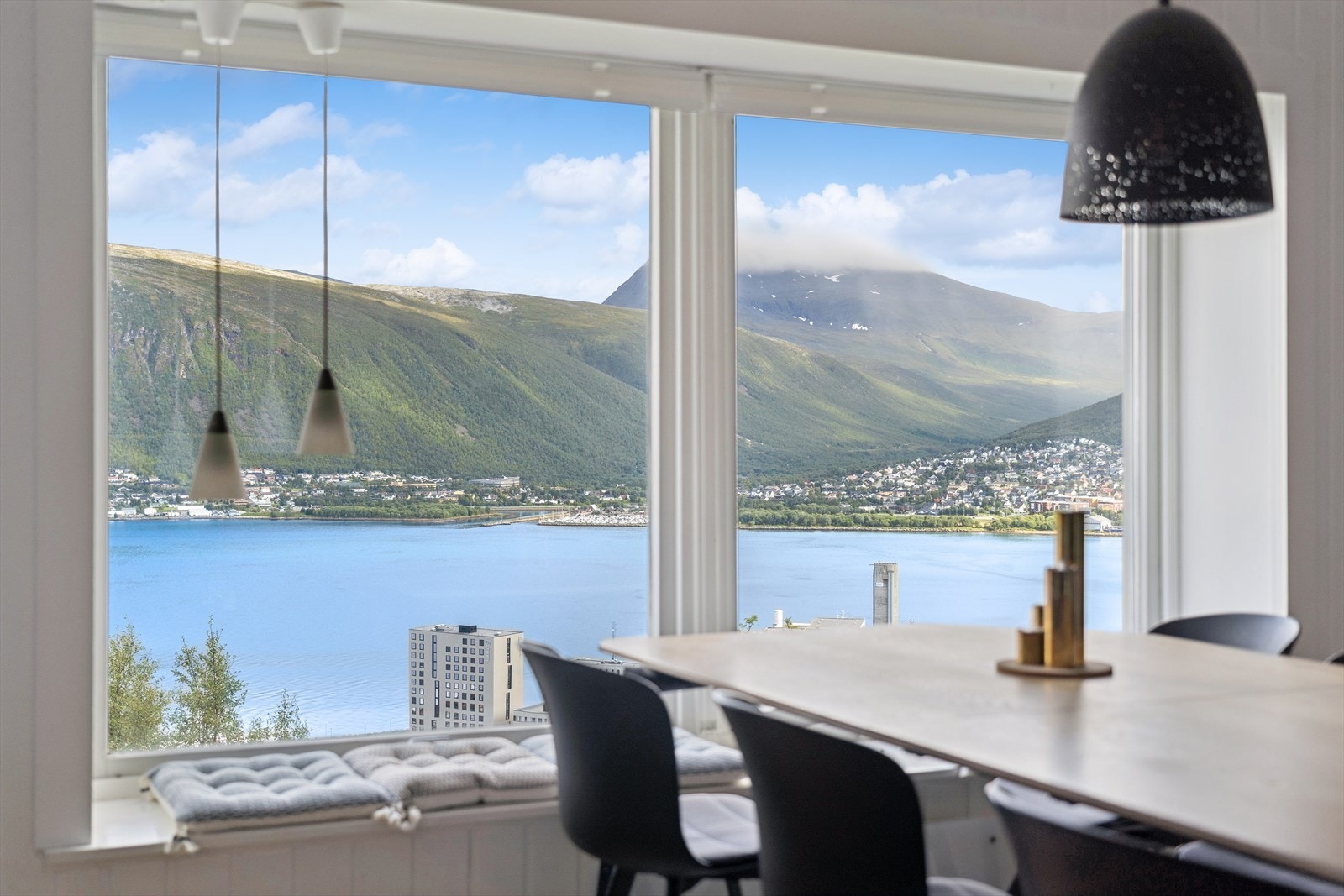 Magisk utsikt- sommer som vinter. Galleribilde