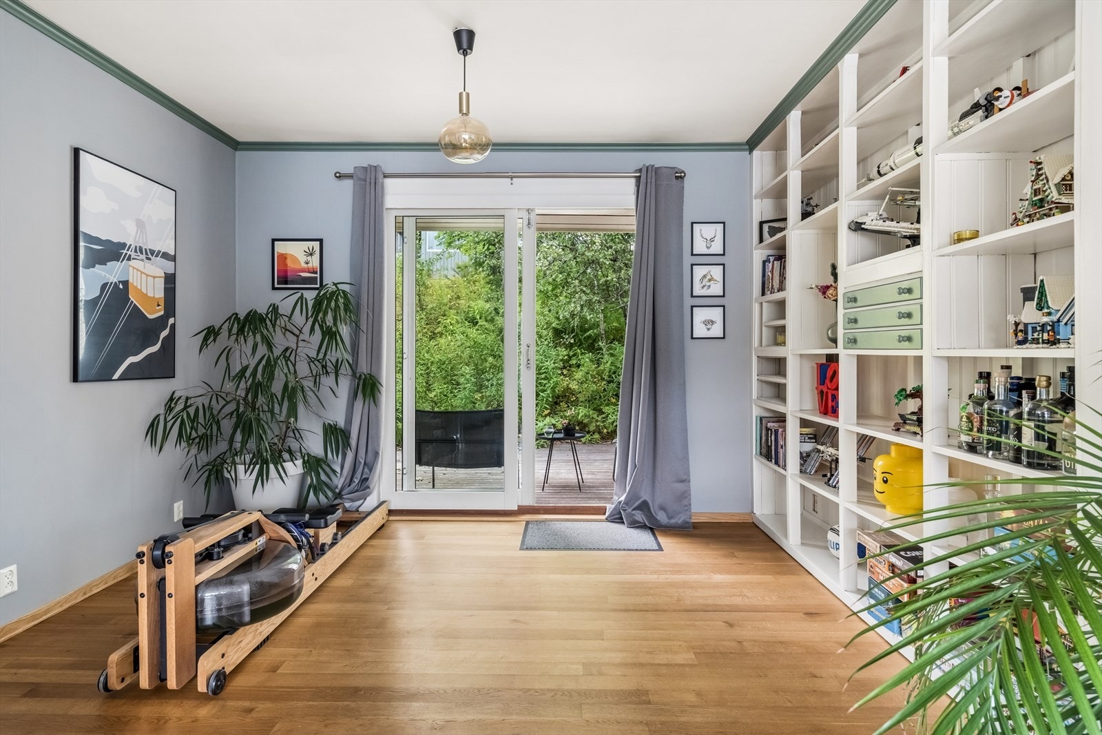 Fra stuen er det utgang til vestvendt terrasse. Galleribilde