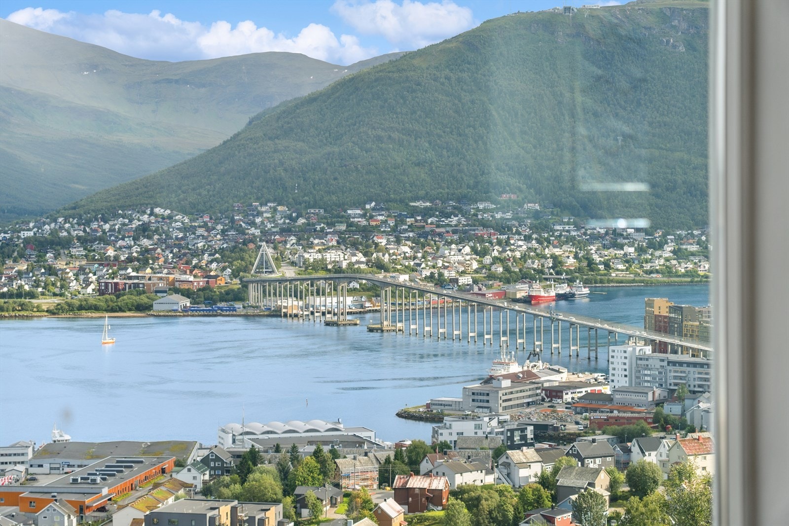 Utsikt over Tromsøysundet og mot Tromsdalstinden. Galleribilde