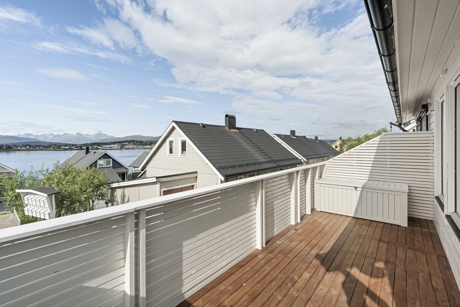 Utendørs er det herlige uteområder med stor og innbydende veranda.