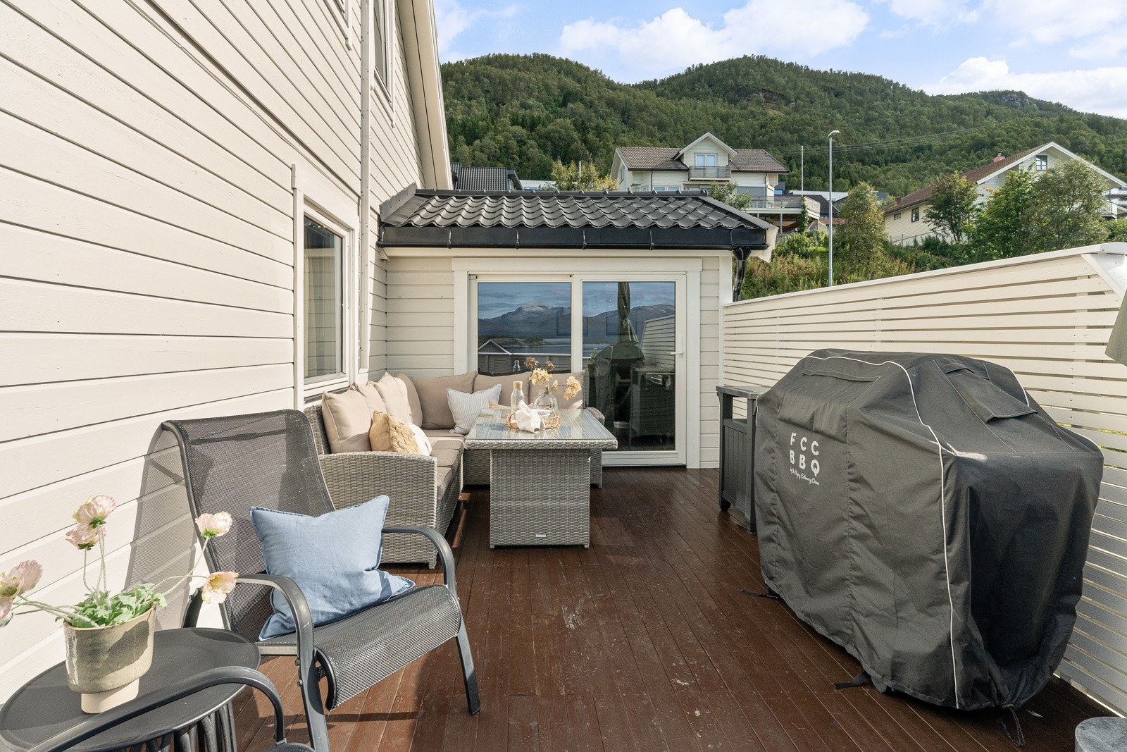 I 2012 ble det oppført en praktisk utebod over carporten.