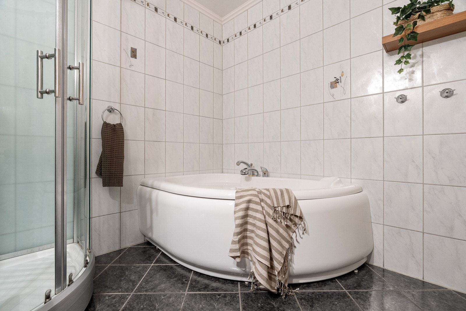 Badet er utstyrt med et stort badekar - perfekt for avslappende stunder.
