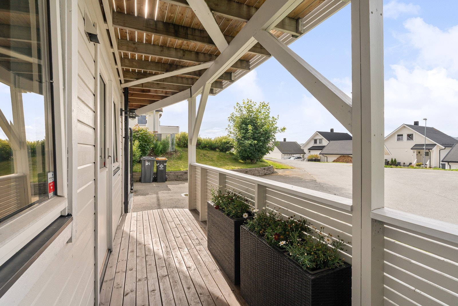 Takoverbygd veranda i underetasjen gir en lun og skjermet uteplass.