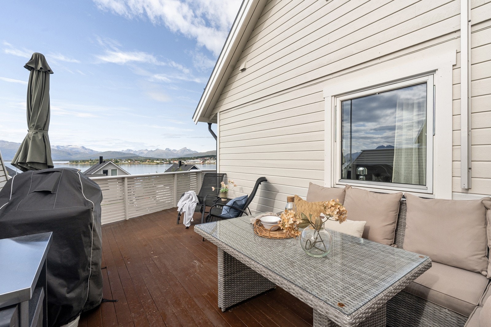 Den romslige verandaen gir god plass til utemøbler, grill og annet som hører til hyggelige dager utendørs.