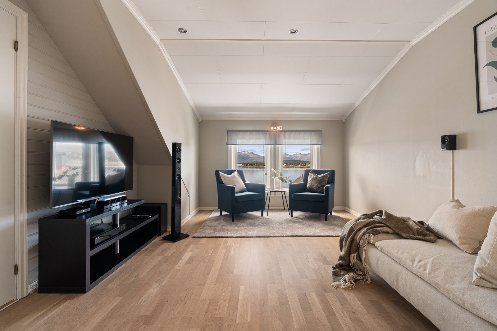 Romslig loftstue med god plass til møblering i flere soner.