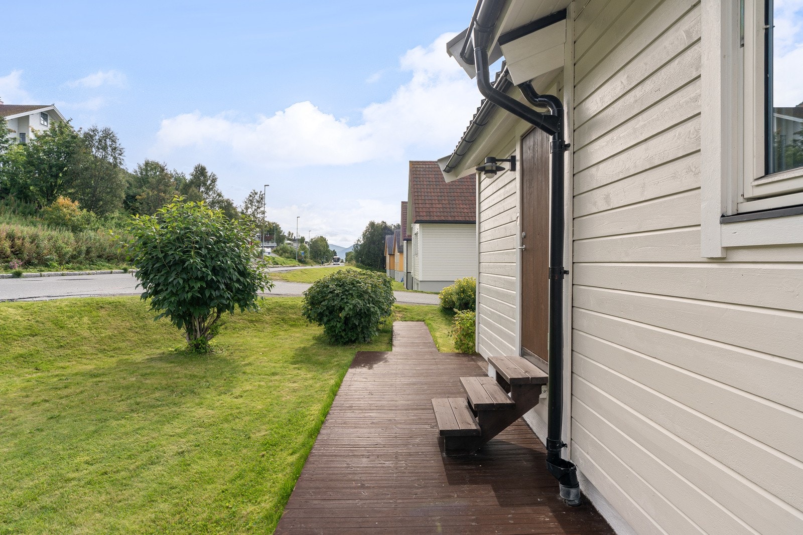 Innbydende inngangsparti med hyggelig terrasse.