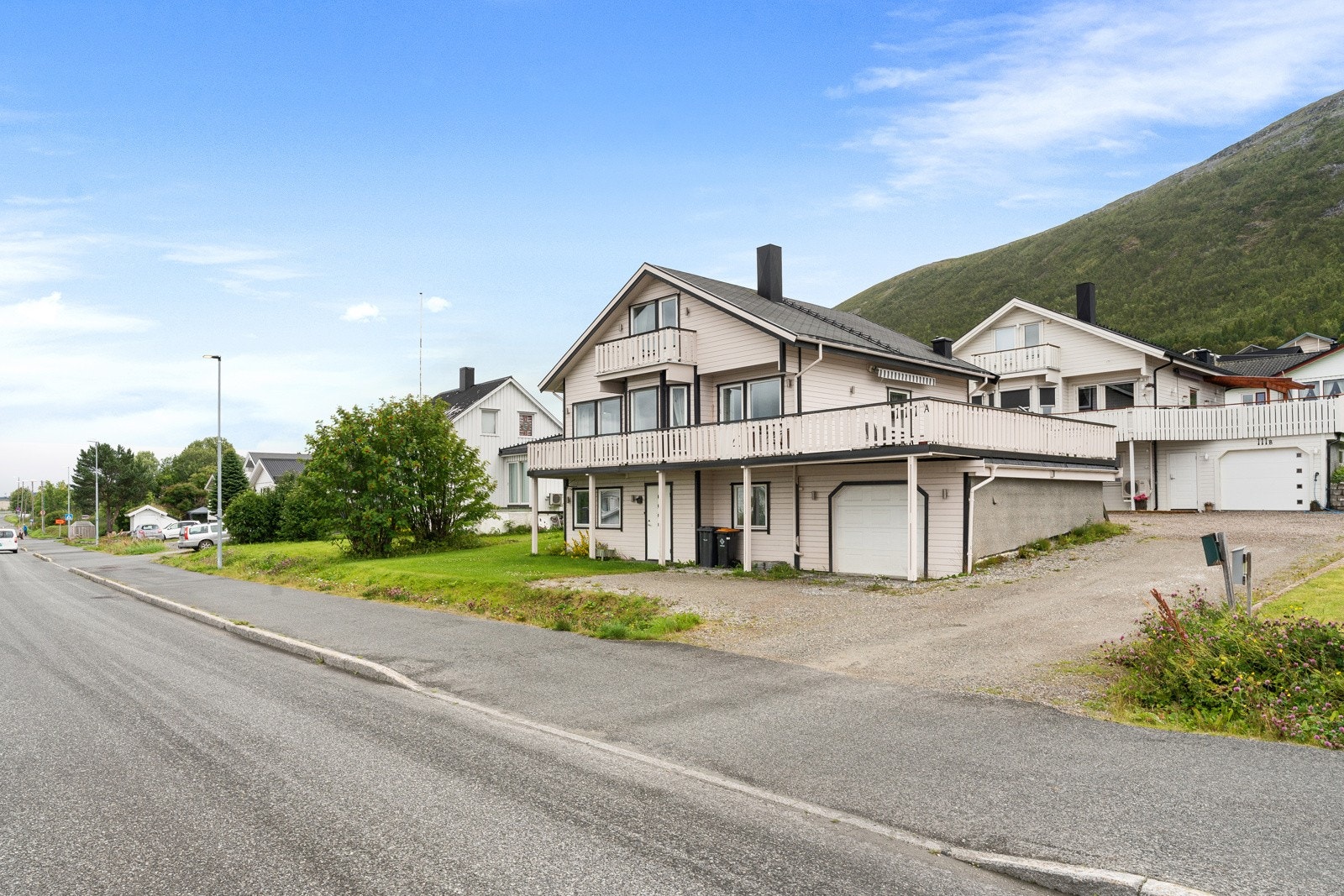 Eiendommen byr på både pent opparbeidet plen og veranda.
