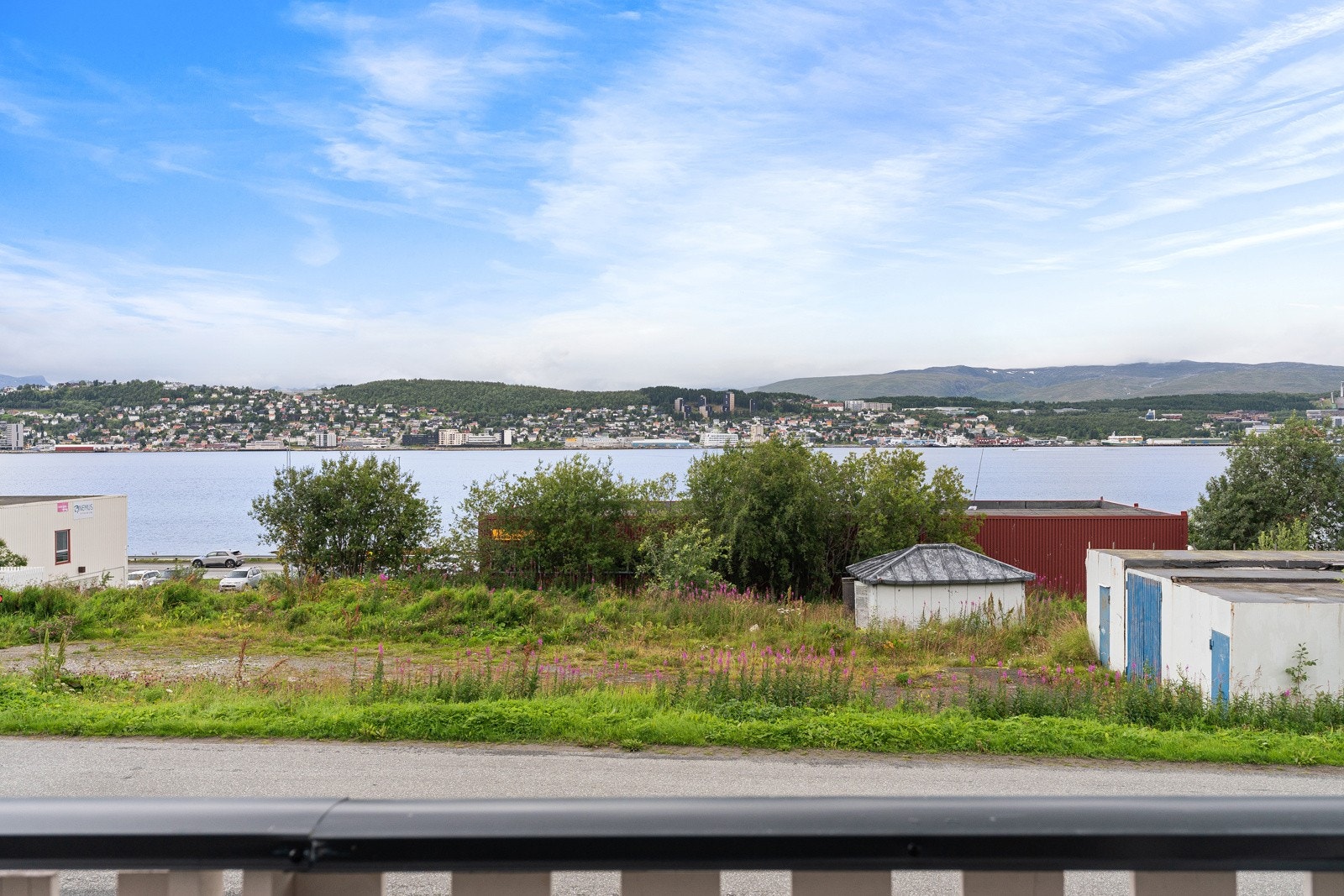 Nyt utsikten fra verandaen.