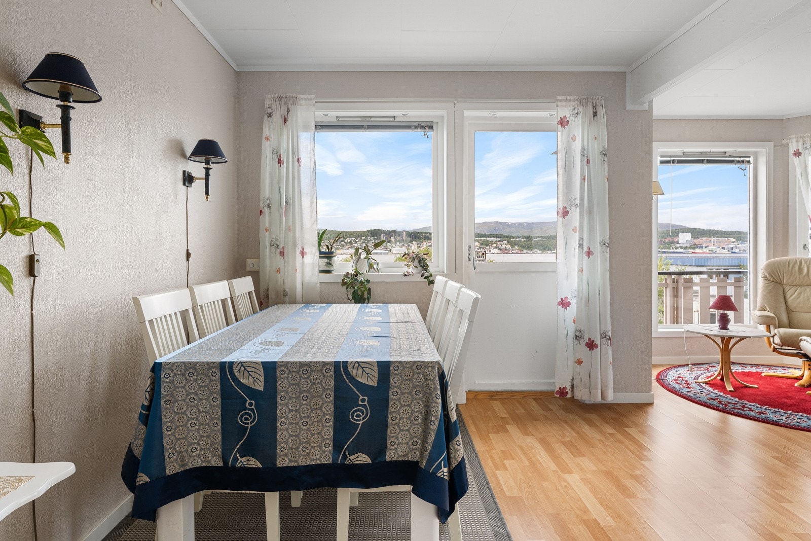 I tilknytning til kjøkkenet har du spisestua strategisk plassert med adkomst til veranda.