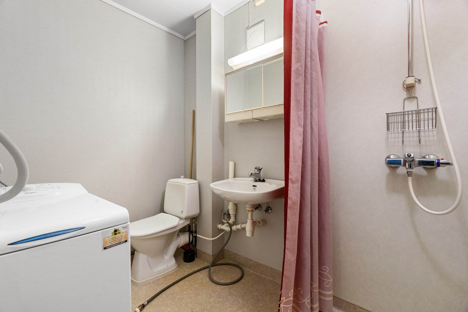 Bad tilhørende hybel med opplegg for vaskemaskin.