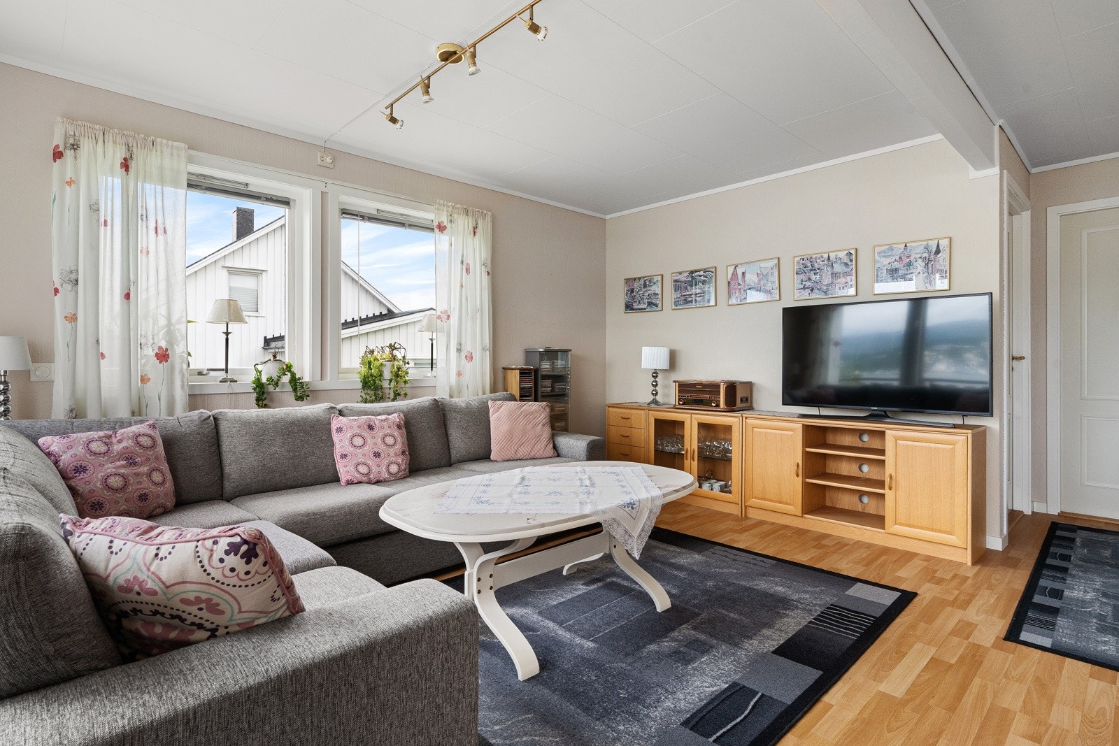 Fjernsynet har sin naturlige plassering.