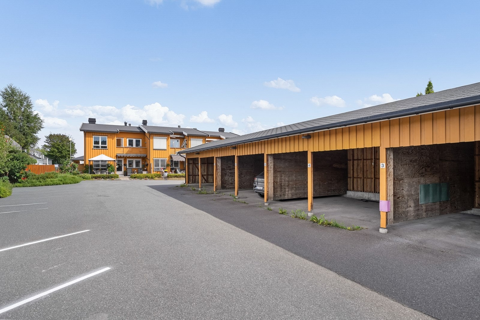 Det er utvendig parkering samt mulighet til billig garasjeleie (Kr 400 pr. måned). Galleribilde