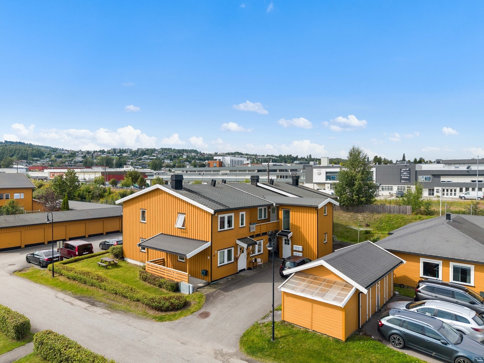 Byggets inngangsside og felles tomt. Galleribilde