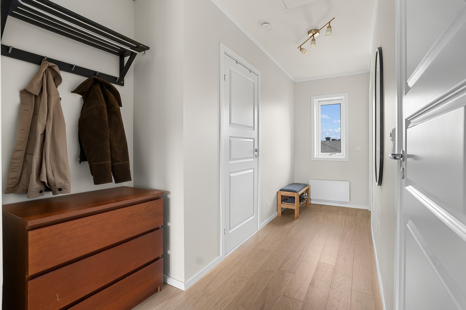 Gangen har god plass til åpen garderobe eller avheng ved dør - Samt nisje med plass til ønsket møblement. Galleribilde