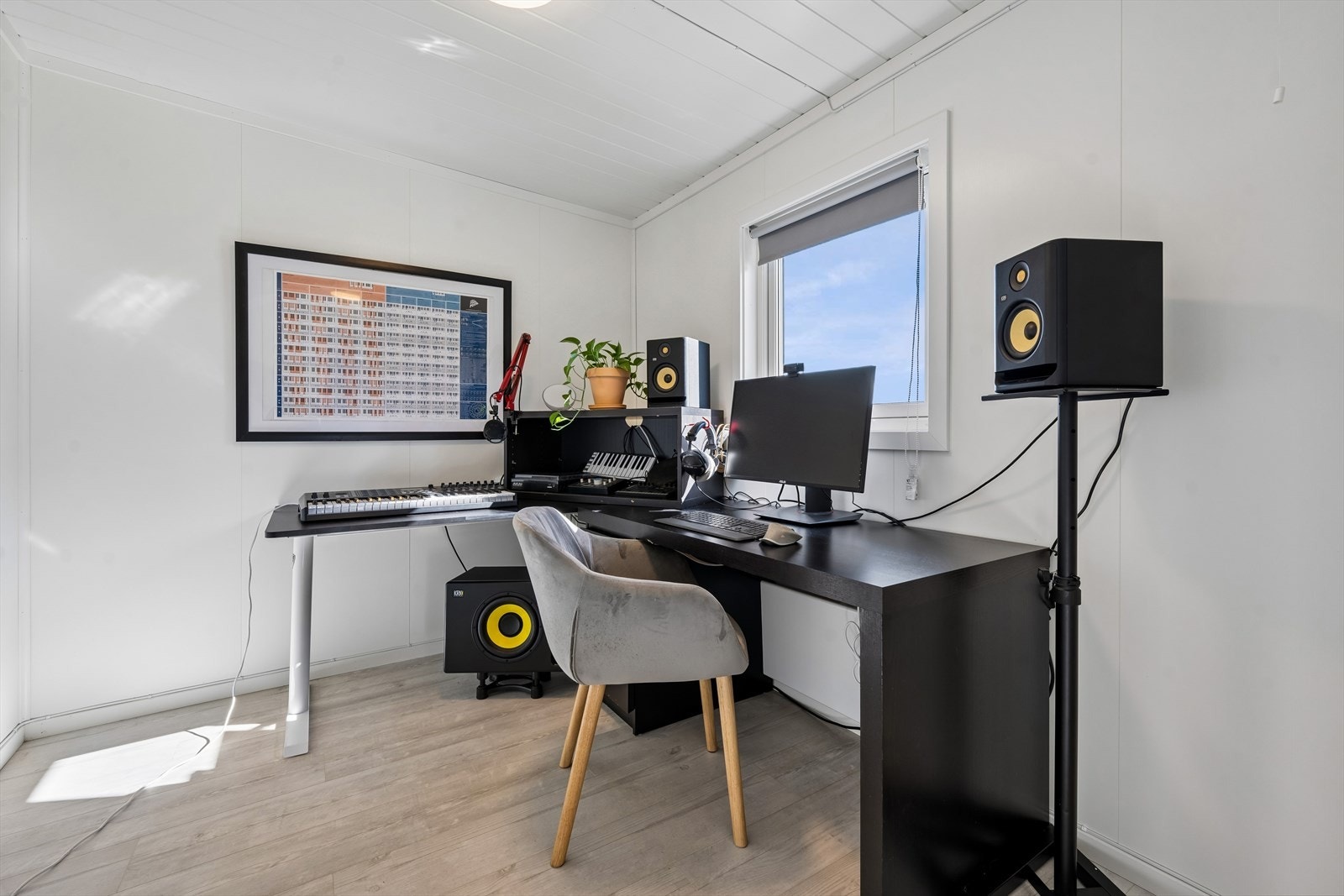 Rom som er innredet som kontor. Rommet er ikke omsøkt/ikke godkjent for varig opphold. Galleribilde