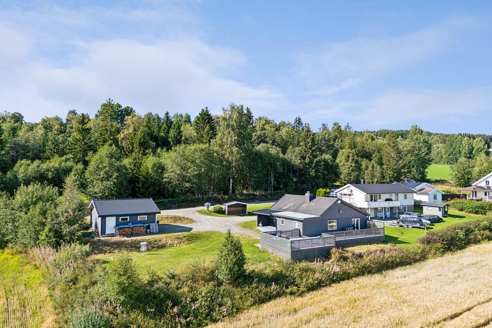 Eiendommen har en romslig tomt med potensial for videre opparbeidelse. Galleribilde