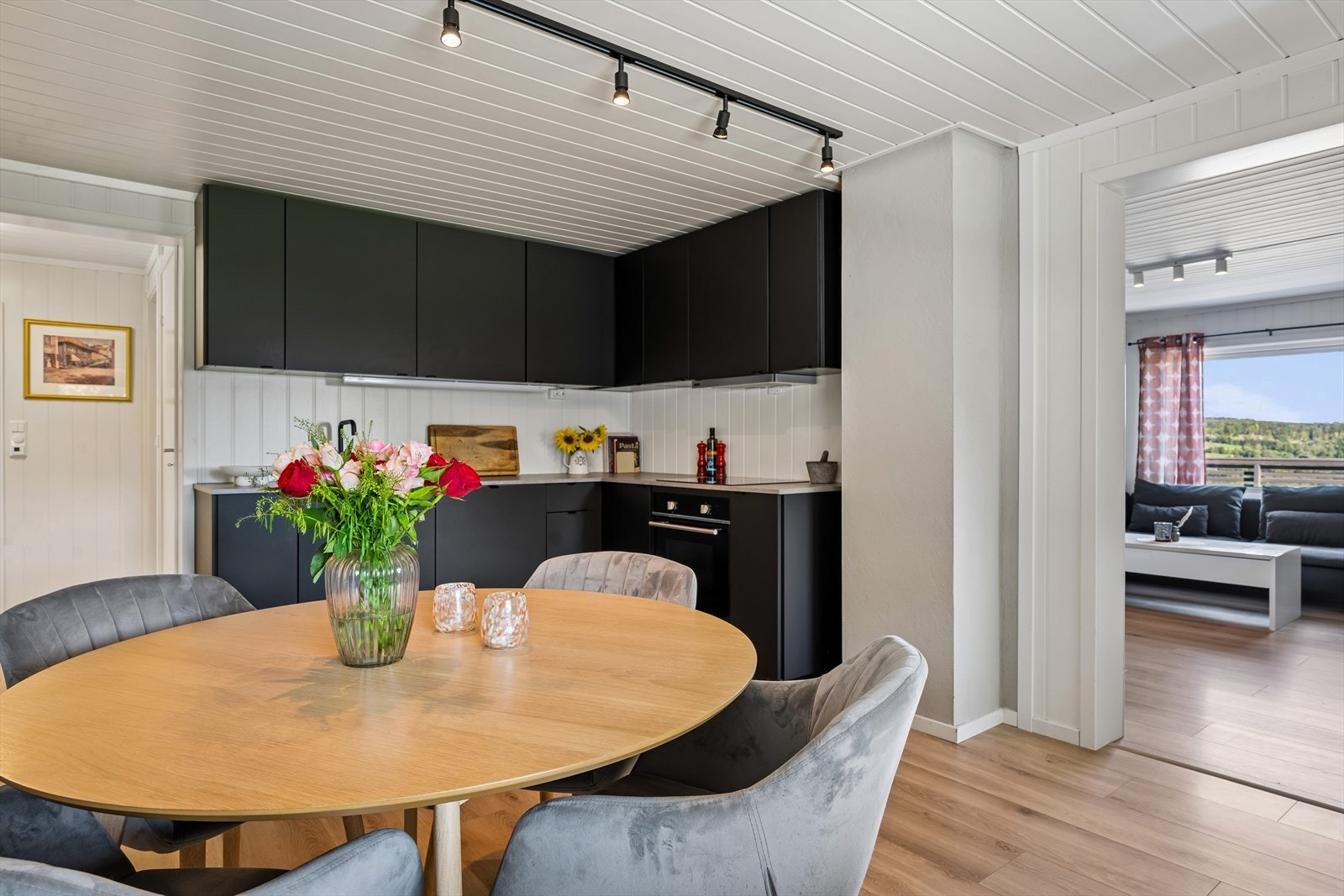 Kjøkkenet har en naturlig plass for spisebord. Galleribilde