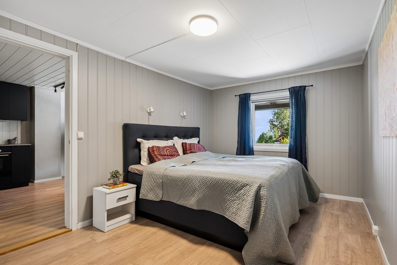 Hovedsoverom med plass til dobbeltseng og garderobeløsning. Galleribilde