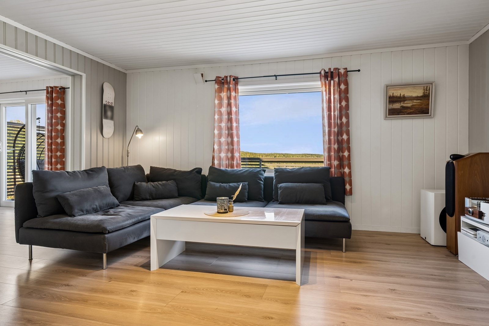 Boligen har gjennomgående laminatgulv og malte veggplater. Galleribilde