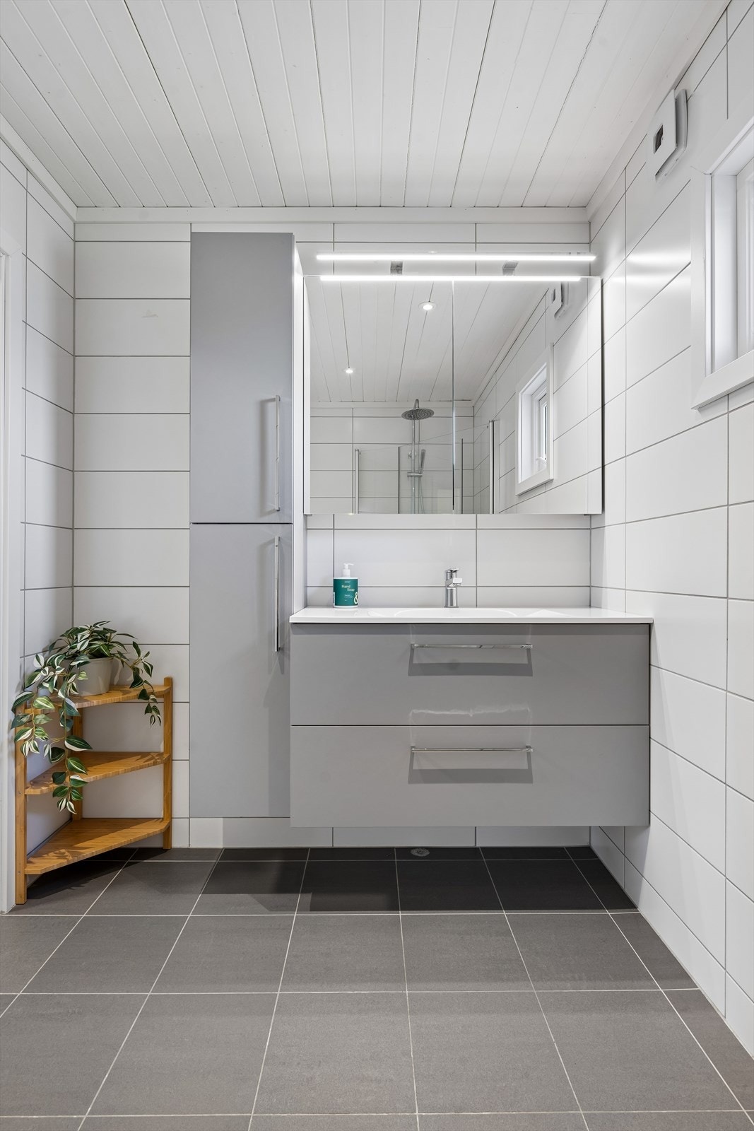 Badet har elektrisk gulvvarme og servantinnredning med god oppbevaringsplass. Galleribilde