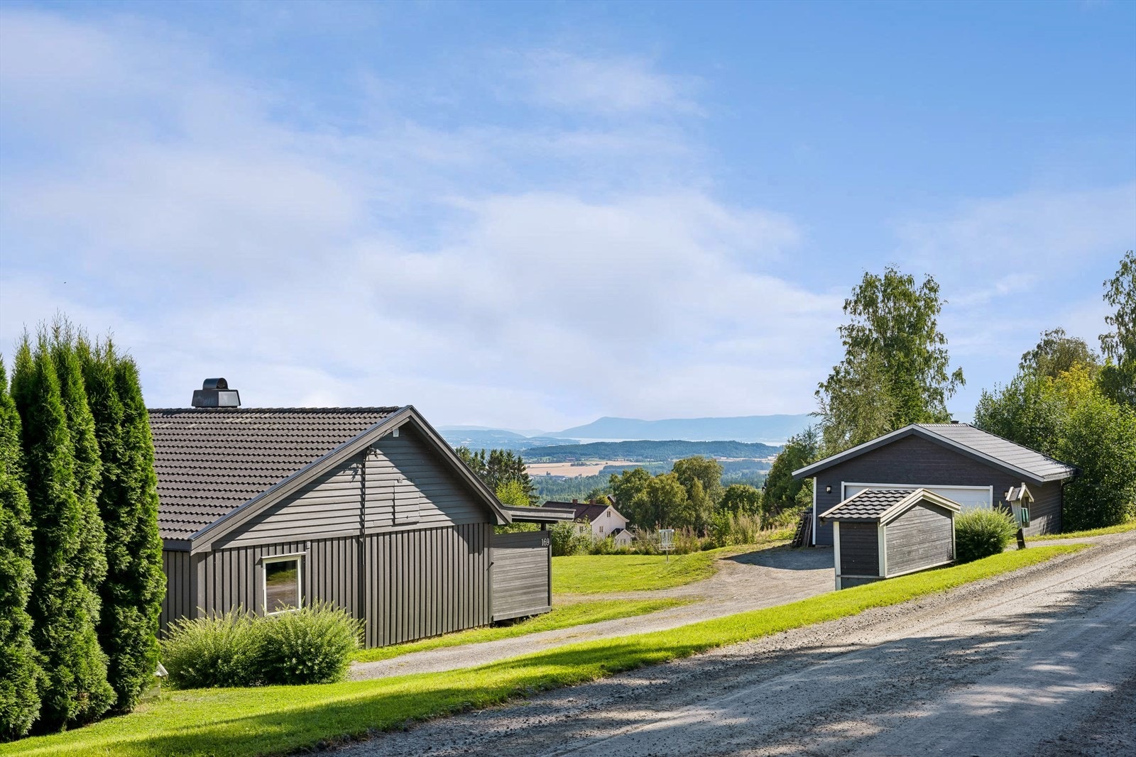 Nærhet til skog og mark med turmuligheter rett utenfor døren. Galleribilde