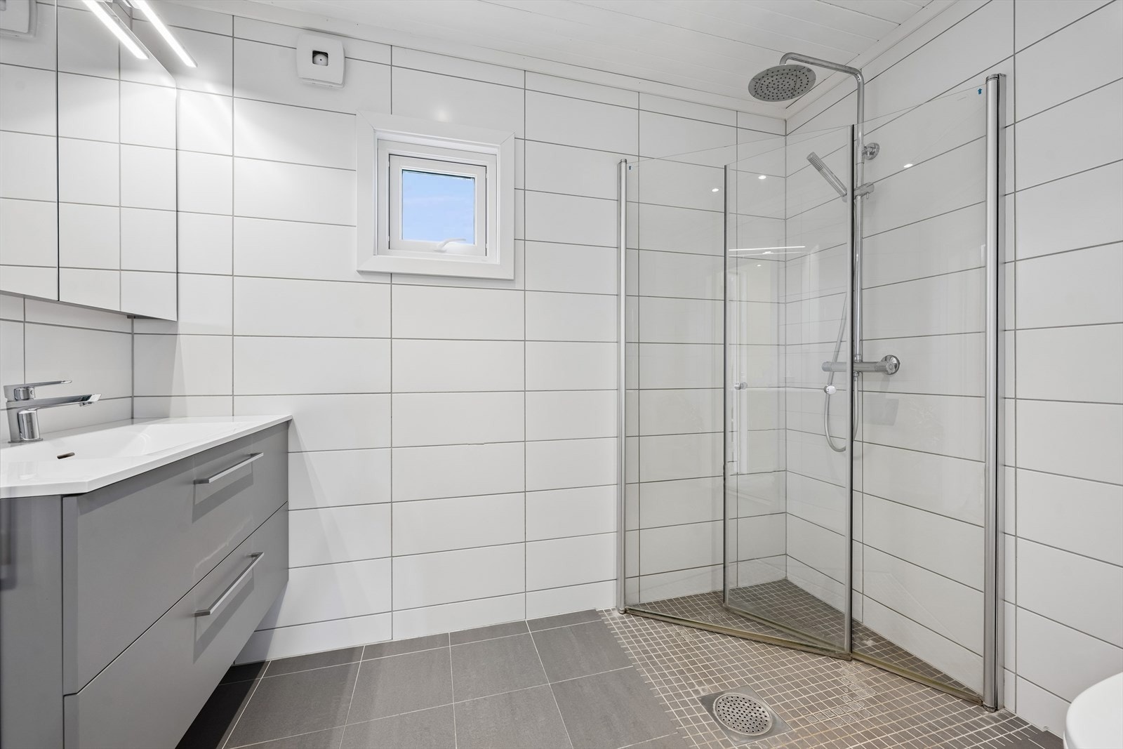 Badet ble oppgradert i 2021 med flislagte overflater og dusjhjørne med glassvegger. Galleribilde