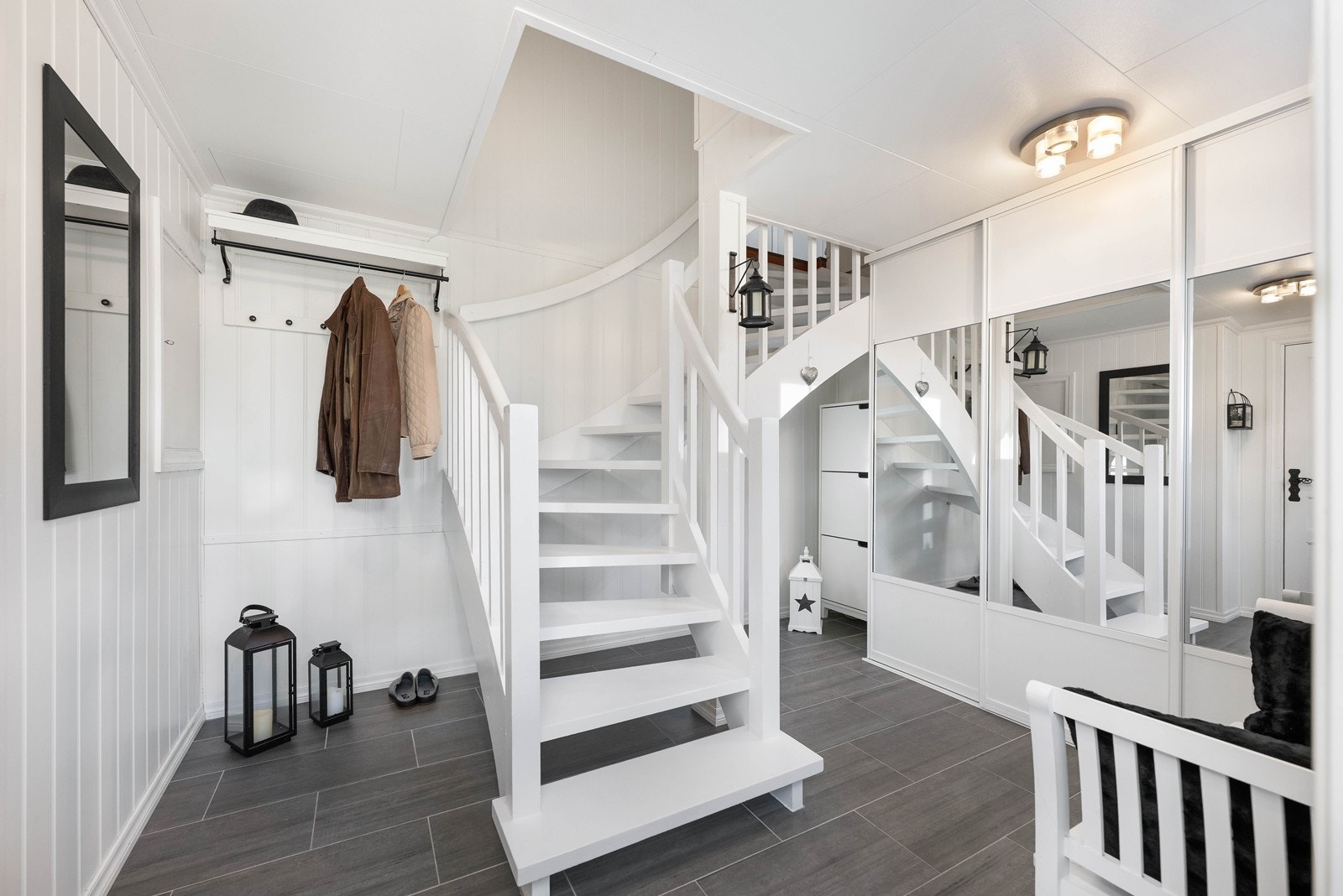 Entre med fliser på gulv og en romslig garderobe Galleribilde