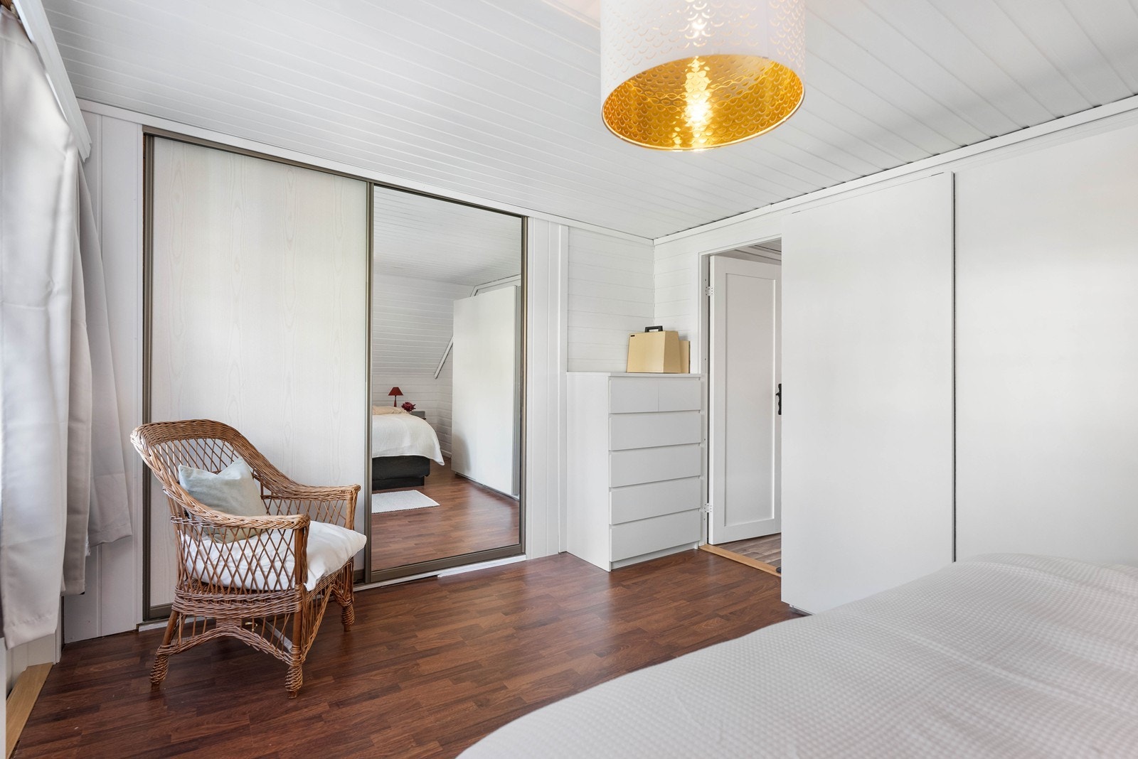 Soverom med garderobe som måler hele 19,8 m² Galleribilde