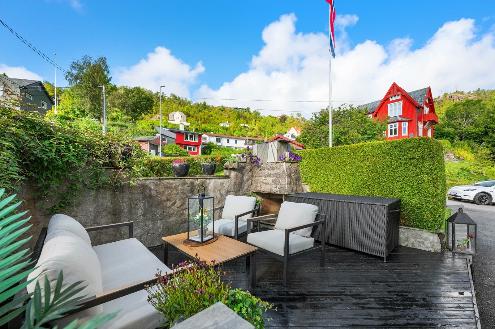 Fin uteplass med god plass til sittegrupper Galleribilde