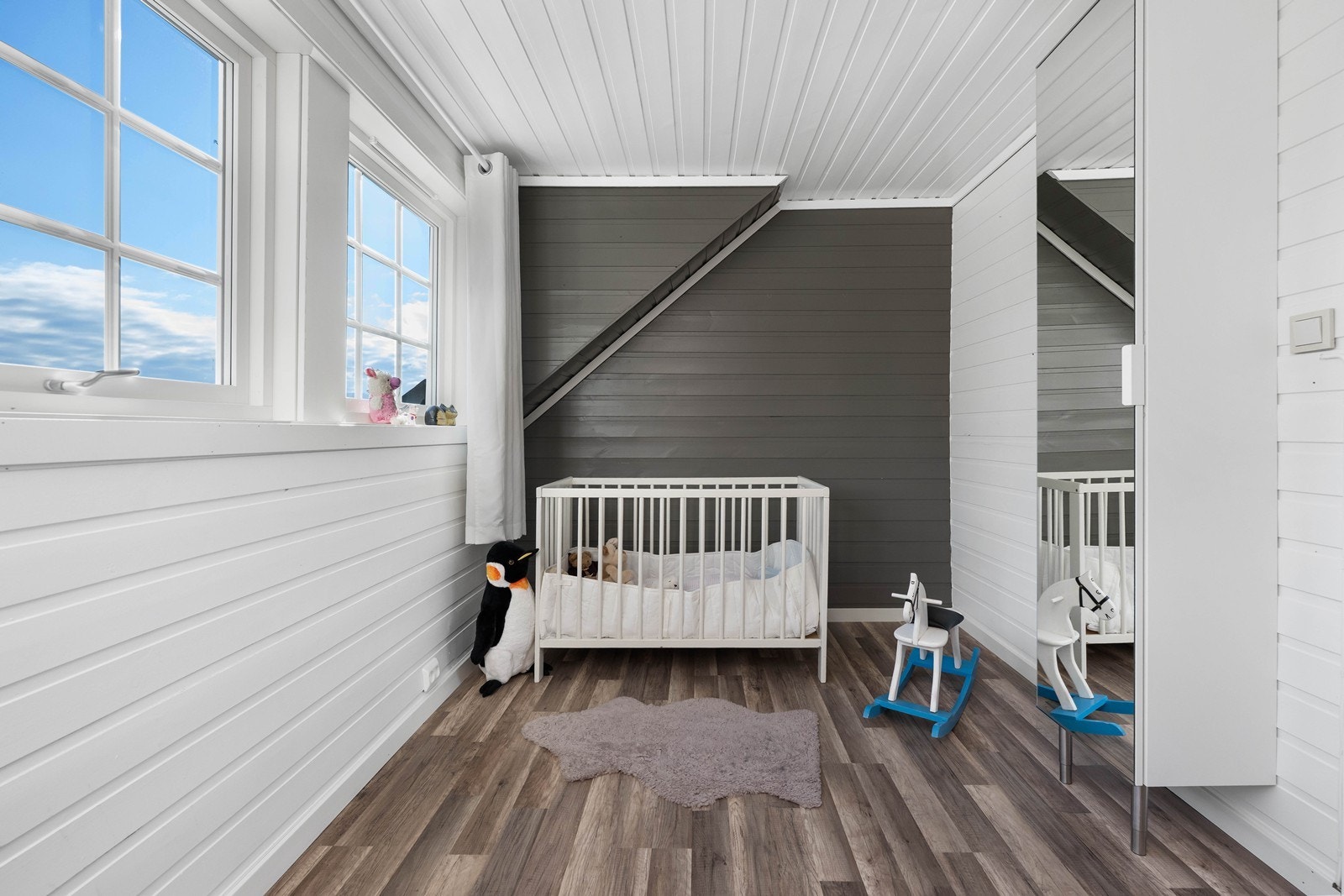 Barnerommet har plass til seng og lekekrok, tilpasset familiens behov. Galleribilde