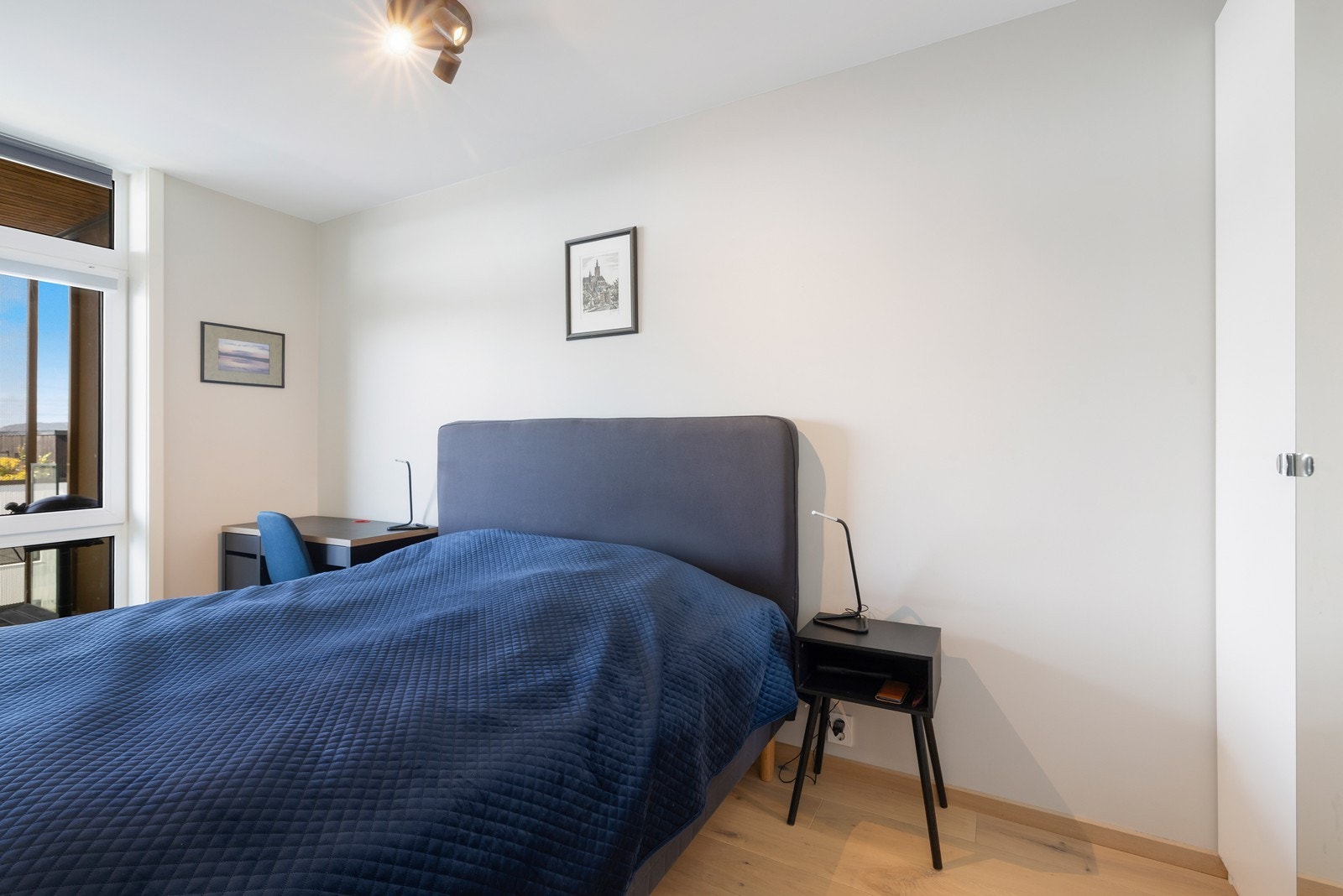 Soverom med god plass til dobbeltseng Galleribilde