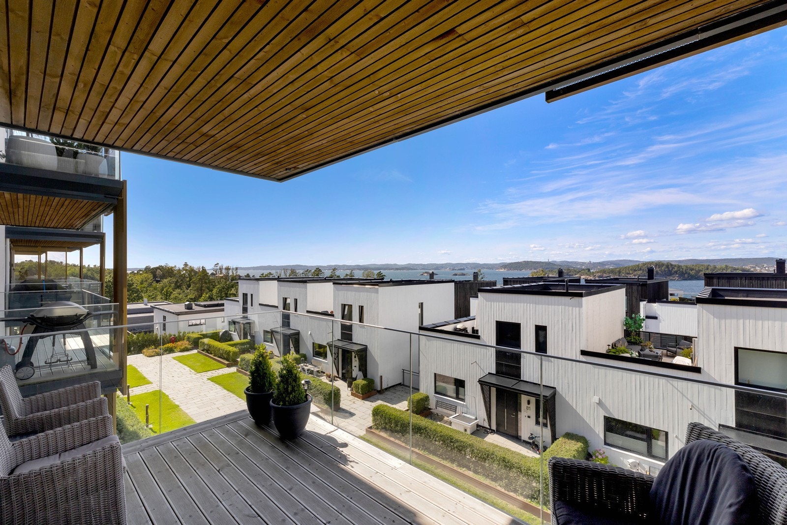 Flott solrik terrasse med nydelig sjøutsikt Galleribilde