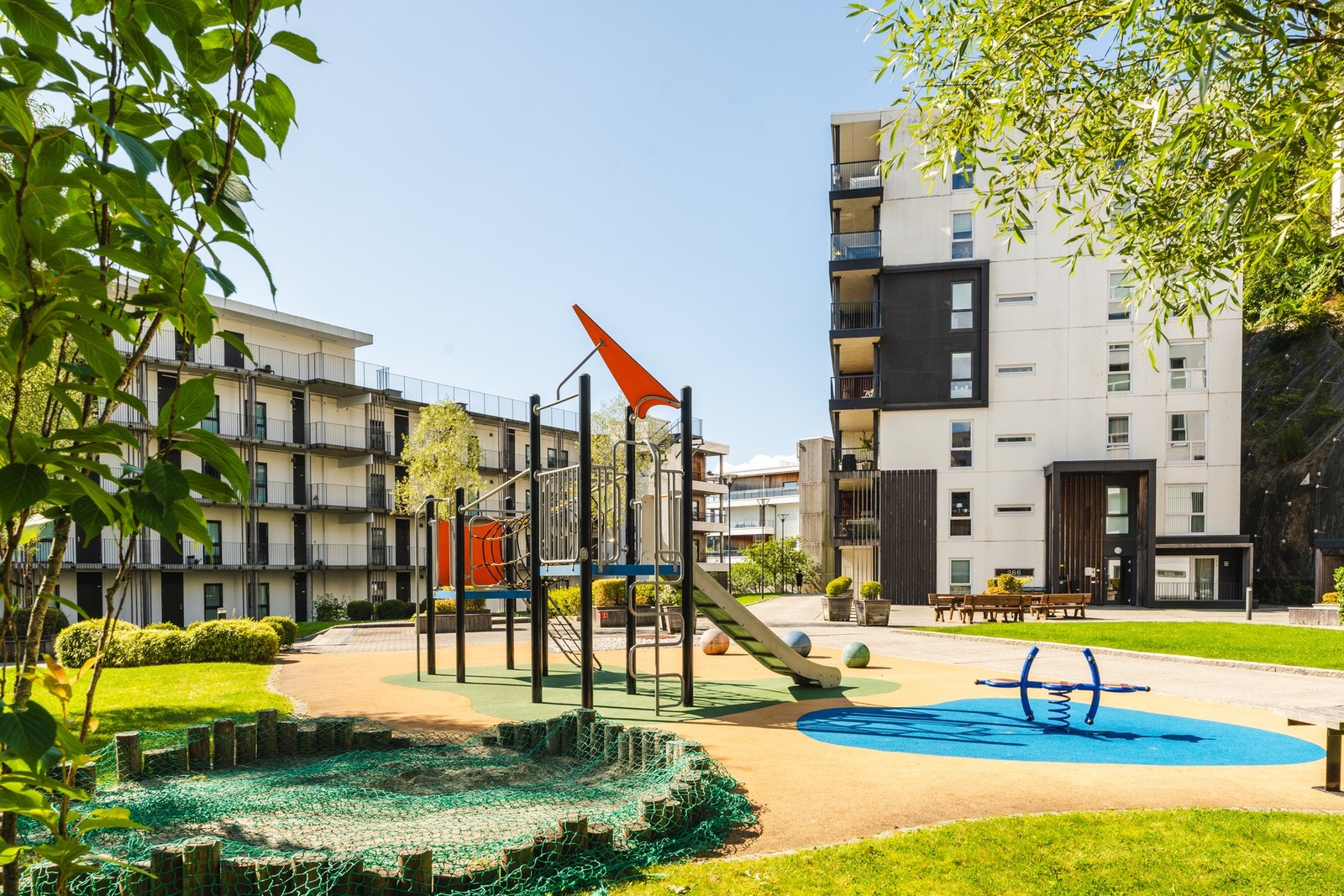 Området er barnevennlig med lekeplass, barnehage og skole i nærheten. Galleribilde