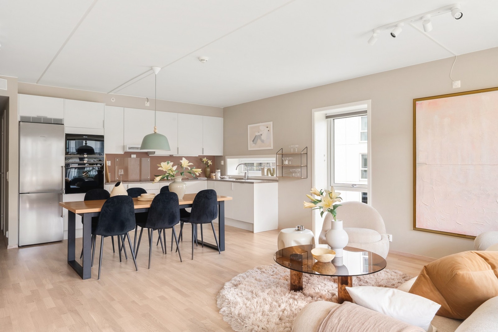 Mellom stuen og kjøkkenet har du en naturlig plass for et langbord hvor du kan nyte gode måltider med venner og familie. Galleribilde