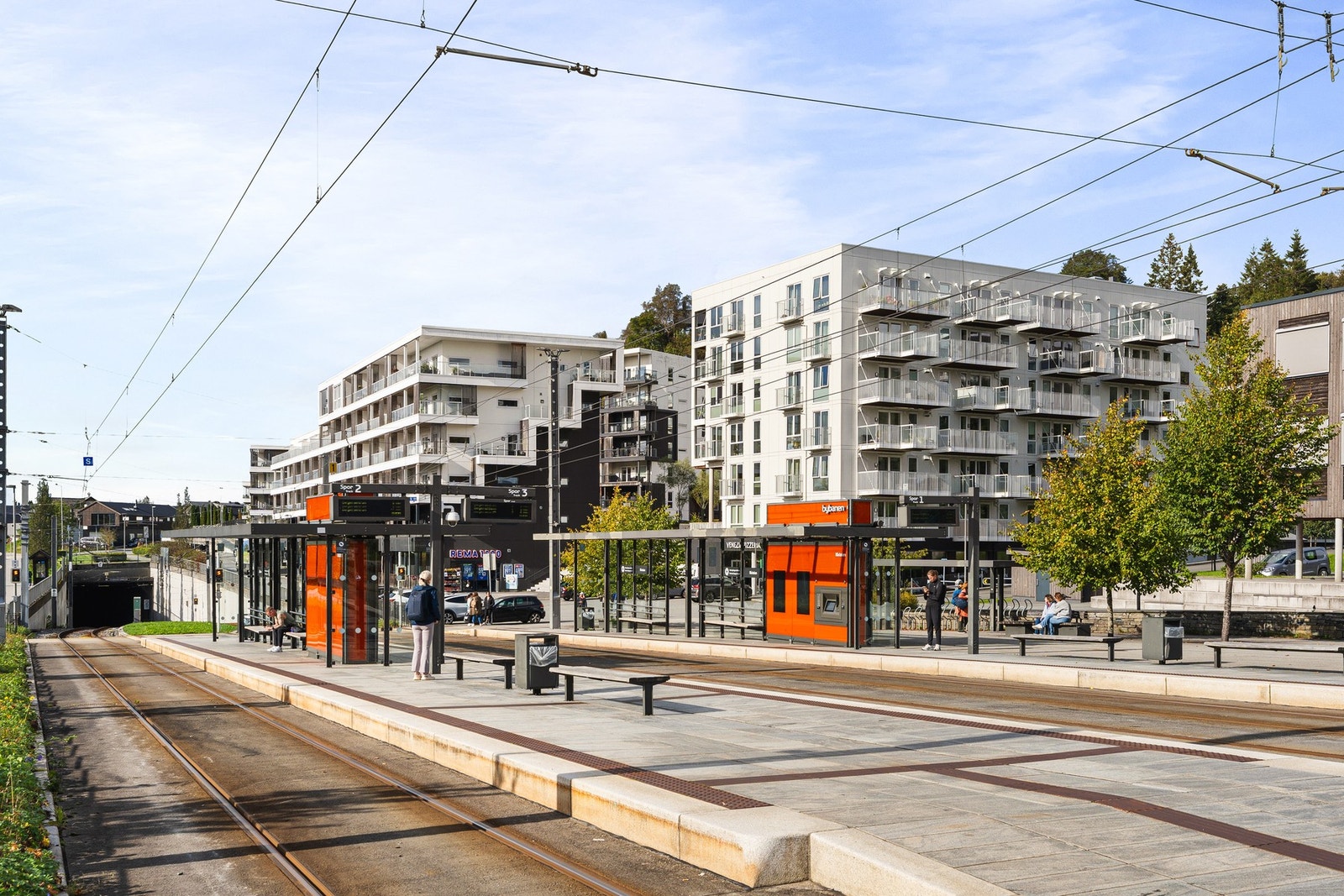 Bybanen går mellom Flesland og Bergen sentrum. Lagunen ligger kun ett bybanestopp unna, med et stort utvalg av butikker, serveringssteder og servicetilbud. Galleribilde