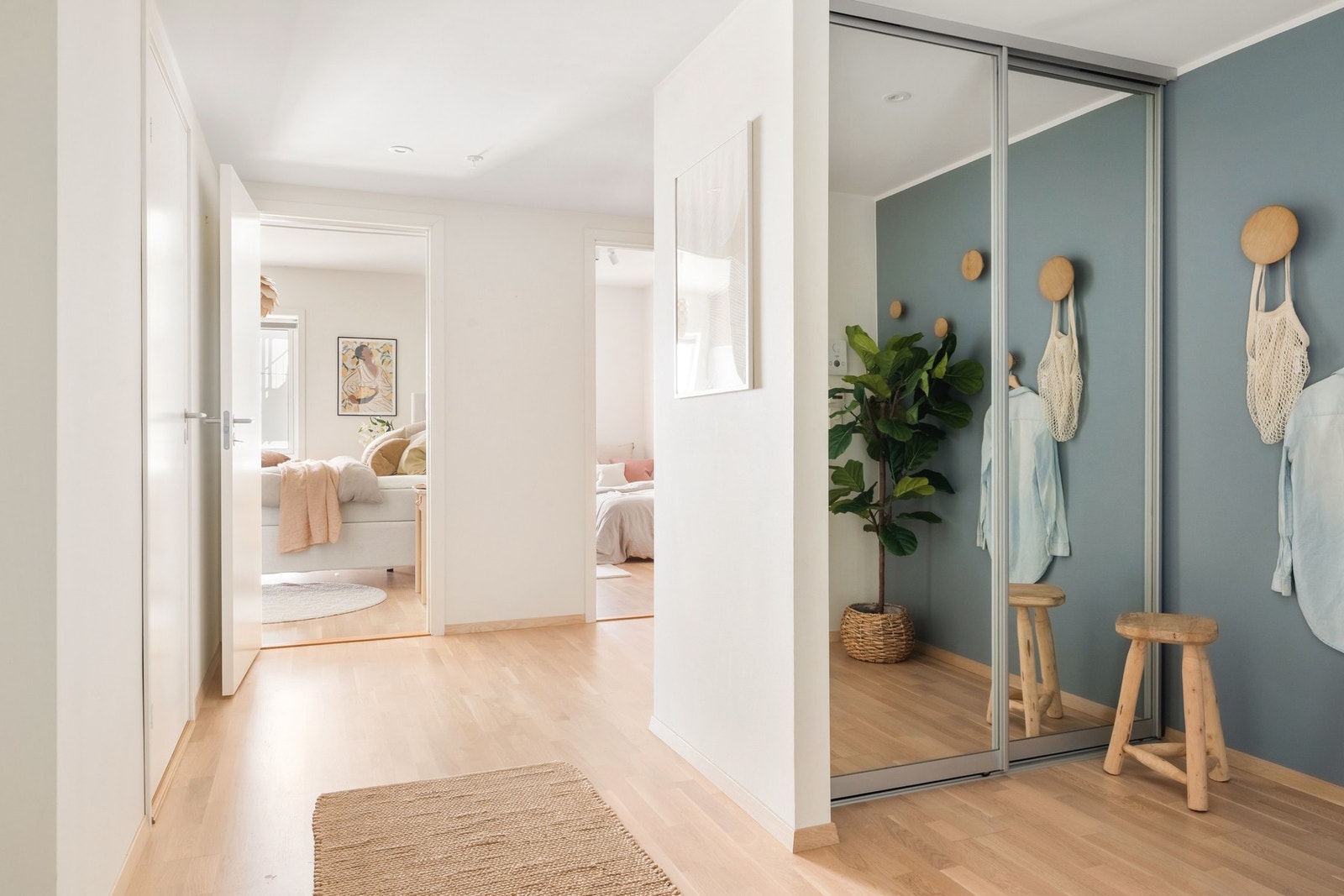 Du ønskes velkommen inn i en romslig entré på ca. 13,5 m², som gir et godt førsteinntrykk og har god plass til oppbevaring og møblering. Galleribilde