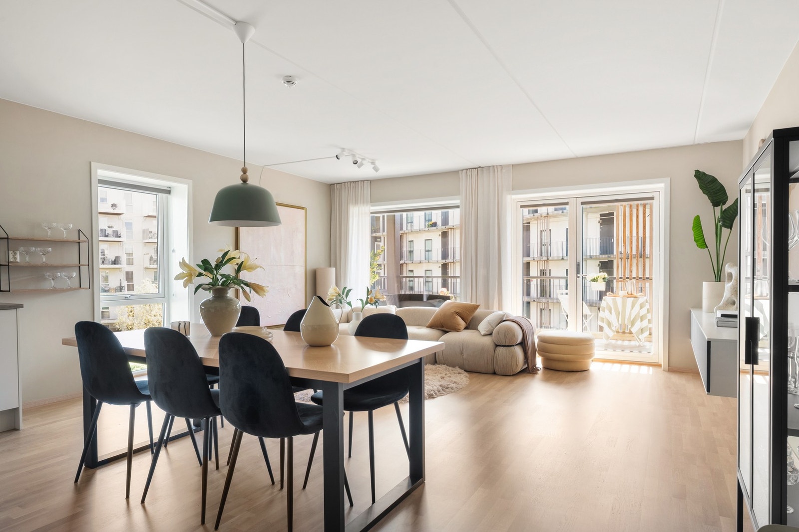 Legg merke til de store vindusflatene som slipper inn rikelig med naturlig lys. Galleribilde