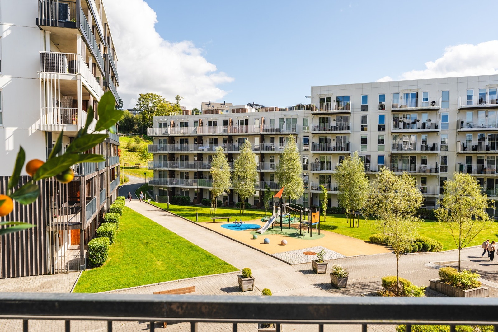 Fra balkongen har du flott utsikt mot lekeplassen. Galleribilde