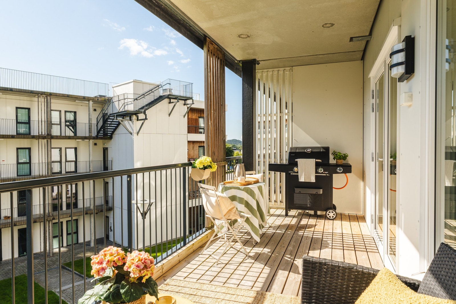 Et ekstra uterom med god plass til sittegruppe og grill, og mulighet for å nyte ettermiddagssolen. Galleribilde