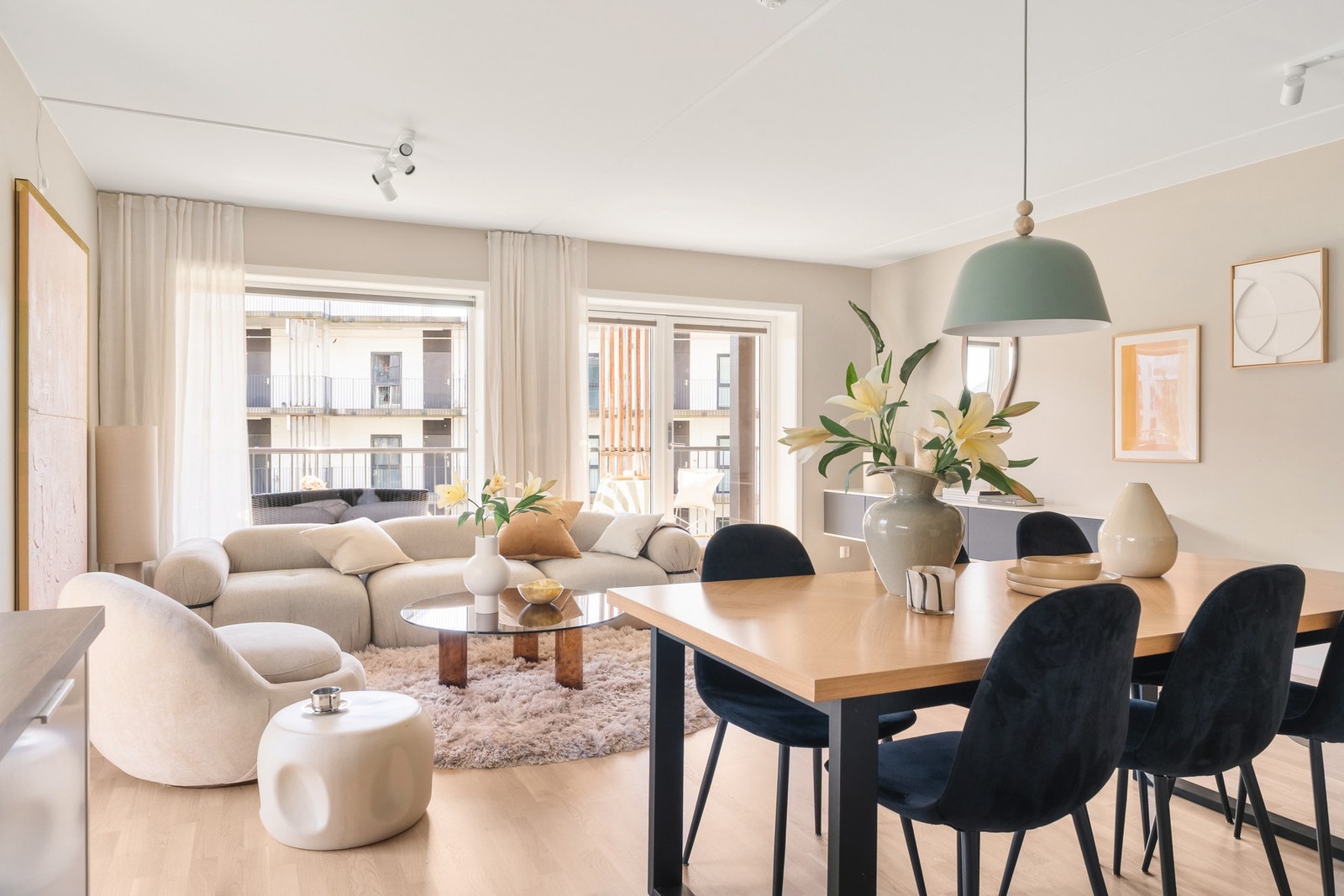 Vi starter med hjerte av leiligheten, den sosiale og åpne løsningen mellom stue og kjøkken på hele 36,5 m². Galleribilde