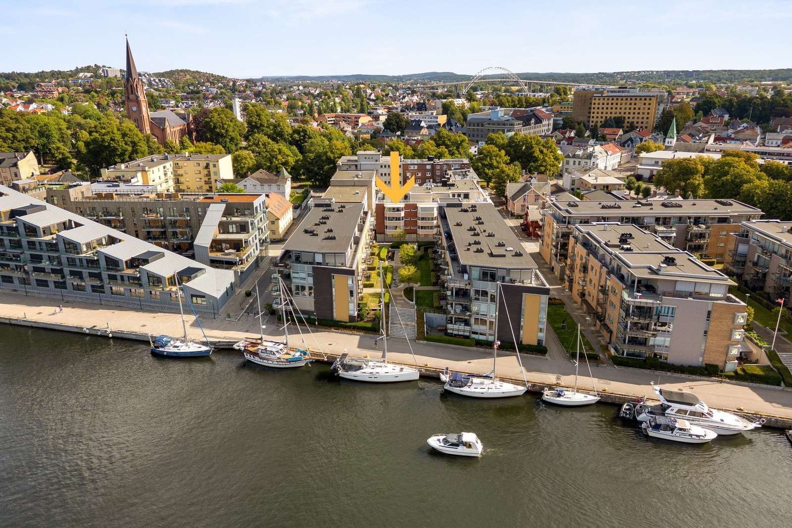 Leiligheten har en behagelig avstand til sentrum via bryggepromenaden Galleribilde