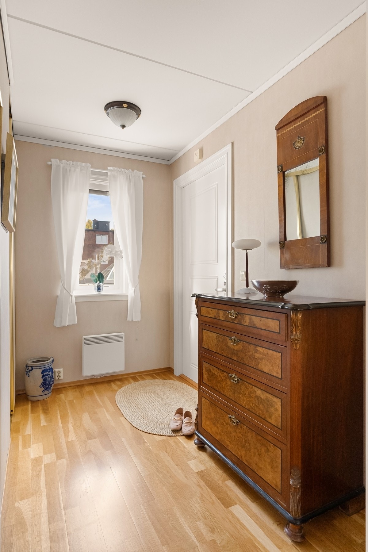 Gang med skyvedørsgarderobe Galleribilde