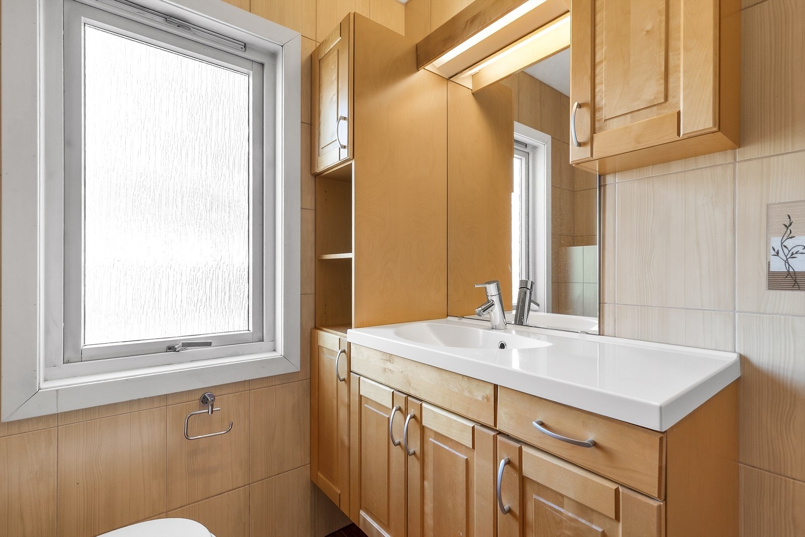 Det er fliser på overflatene, varme i gulvet, downlightsbelysning og vindu med frostet glass. Galleribilde