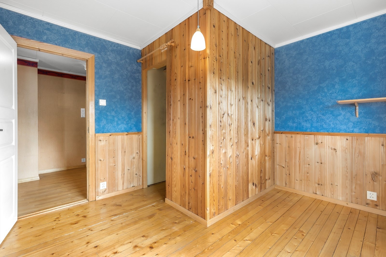 Soverom med egen garderobenisje. Galleribilde