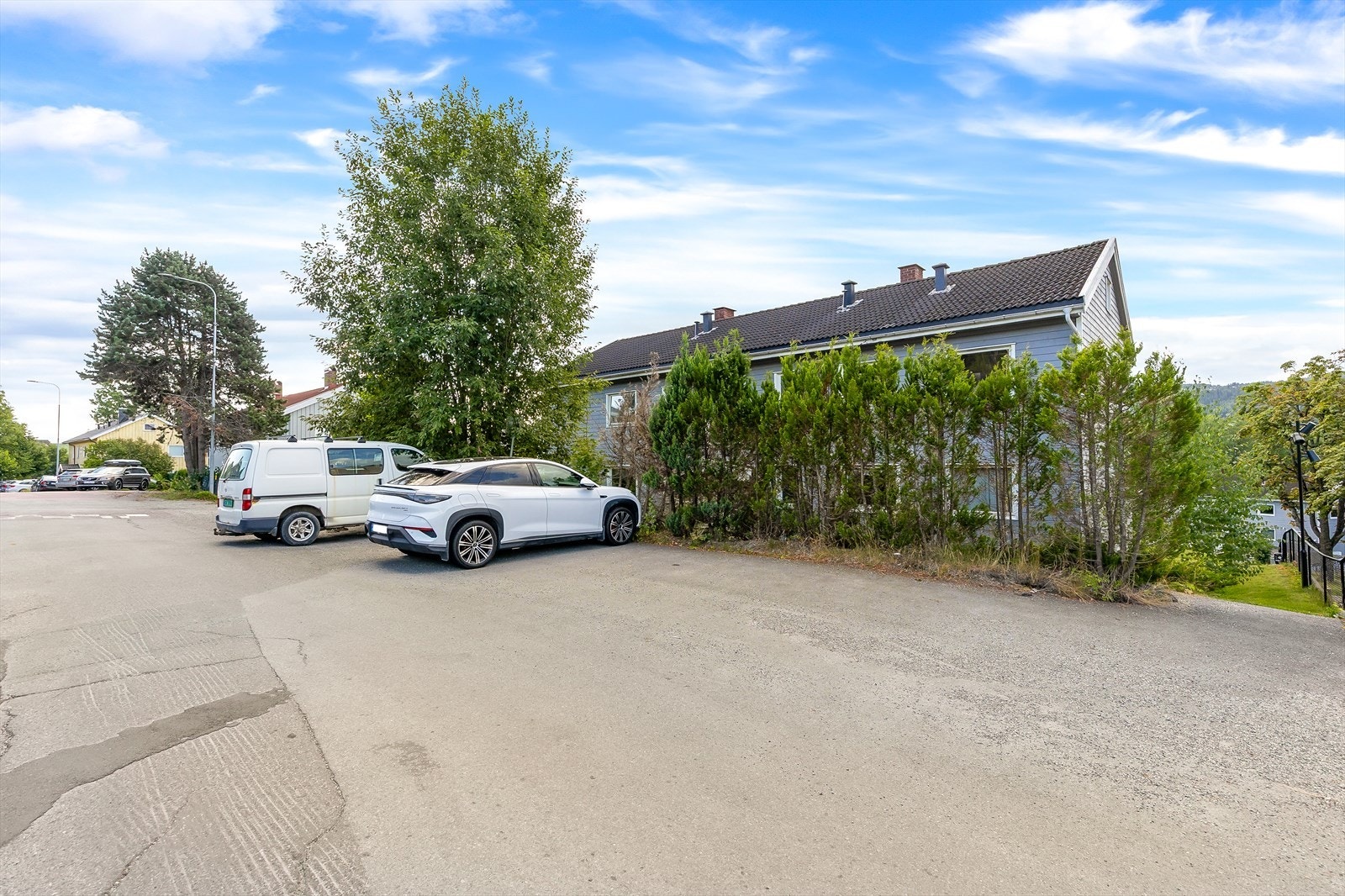 Én utendørs biloppstillingsplass. Galleribilde