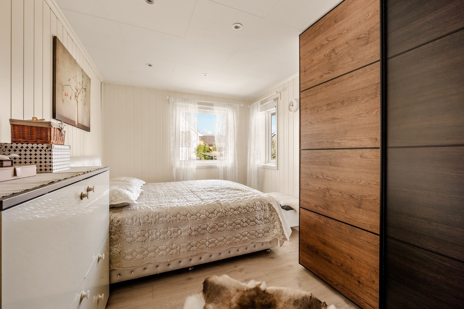 Lyse overflater og vinduer som slipper inn dagslys. Galleribilde