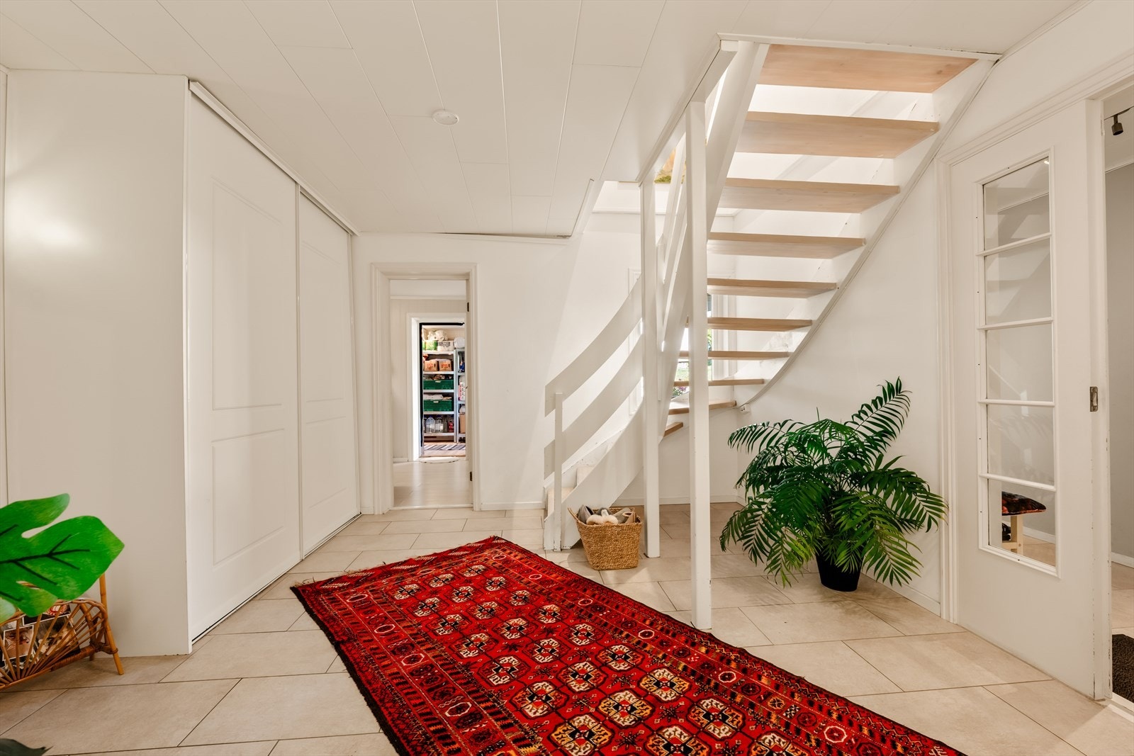 God plass til oppbevaring av yttertøy og sko i hallen. Galleribilde