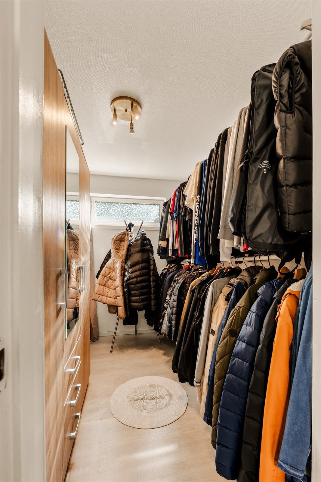 Praktisk garderobe i underetasjen gir rikelig med lagringsplass. Galleribilde
